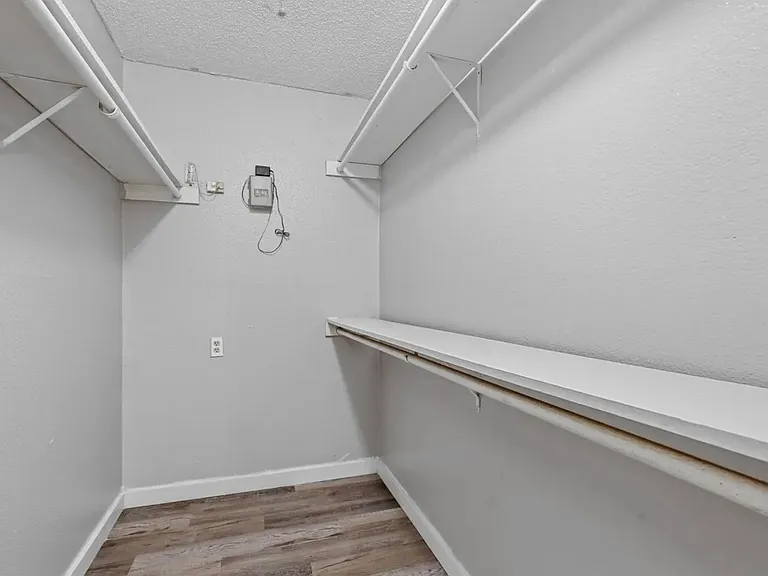 103 Oakwood Ln — Photo 1