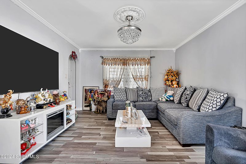 3rd image of 2814 Myrtle Avenue