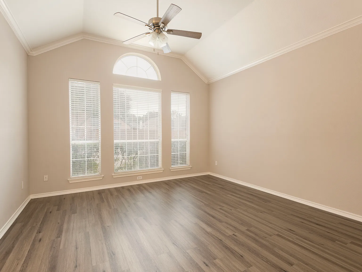 4 bed, 2381 sqft, $2,850 — Photo 4