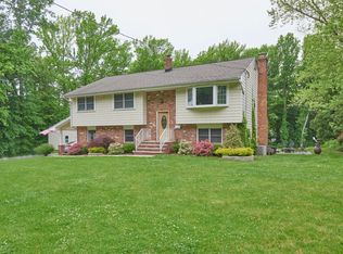 5 Kenwood Dr, Middletown, NJ 07748
