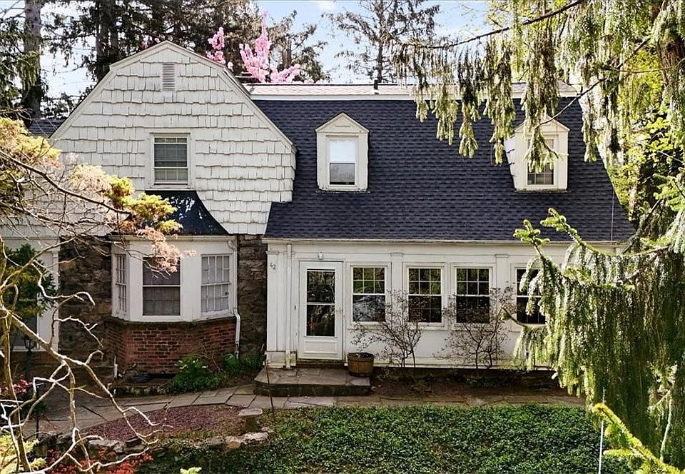 1st image of 42 Lexington Drive