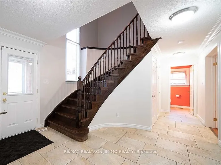 35 McKay Cres — Photo 2