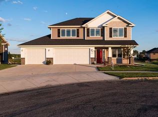 2215 Bridgeview Ct SE, Mandan, ND 58554