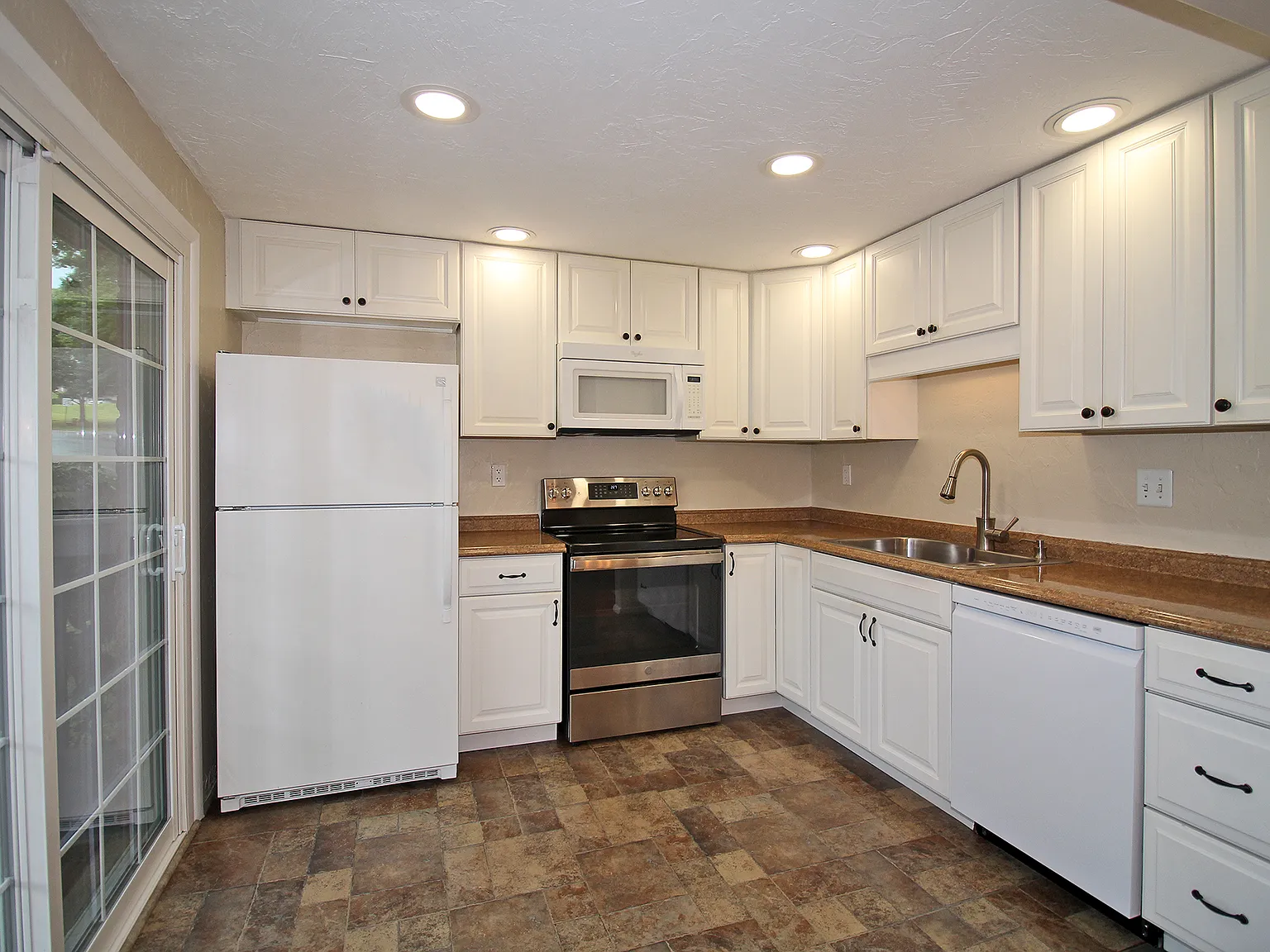 3 bed, 1.5 bath, 1302 sqft, $1,820 — Photo 4