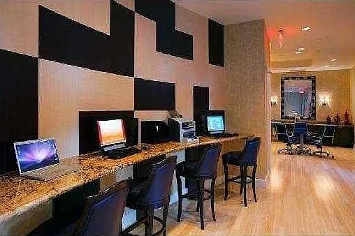 2 bed, 1040 sqft, $2,700 — Photo 2