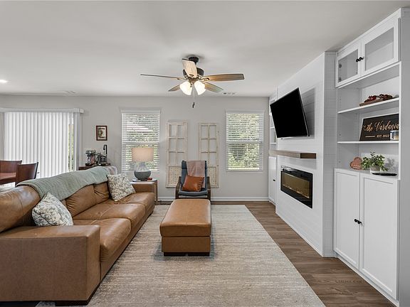 3rd image of 105 Brooks Ct