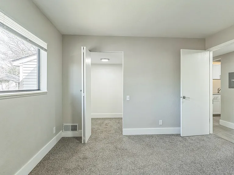 Pine Creek Apartments — Photo 8
