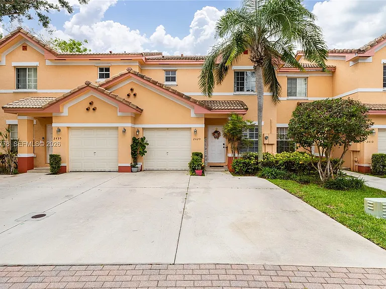 2420 SW 87th Way — Photo 1