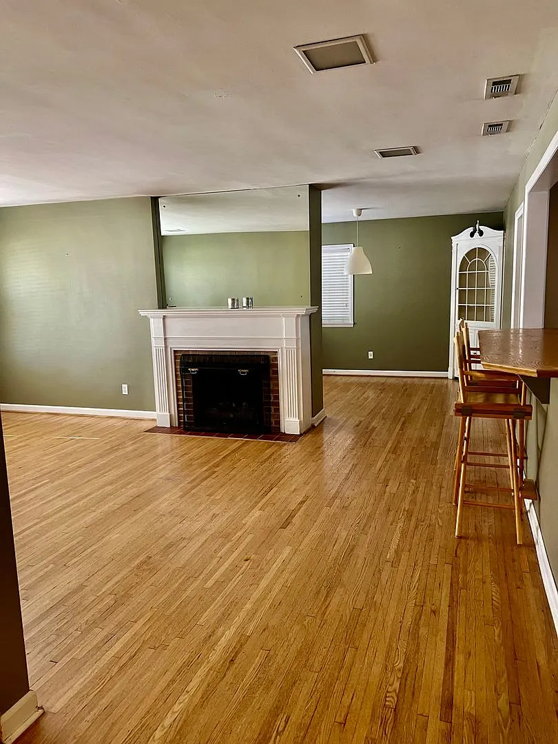 Beautiful 4 bedroom 3 bathroom home in Historic University Heights Subdivision — Photo 2