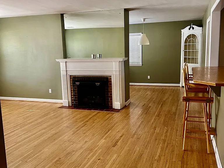 1041 E Linwood Ter — Photo 2