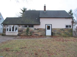 137 N Park Dr, Levittown, PA 19054