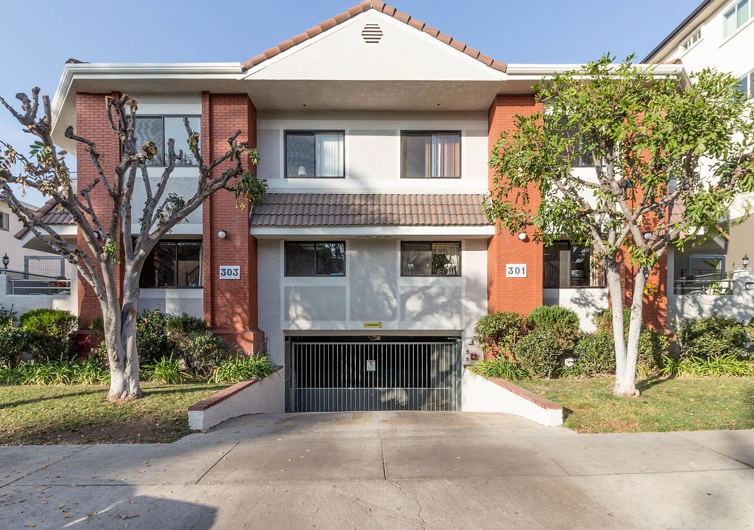 Spacious 3BR Townhouse in Glendale! — Photo 1