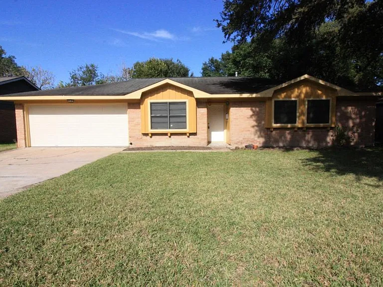 5830 Effingham Dr — Photo 2