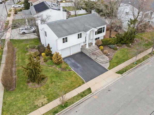 1975 Bayberry Avenue, Merrick, NY 11566