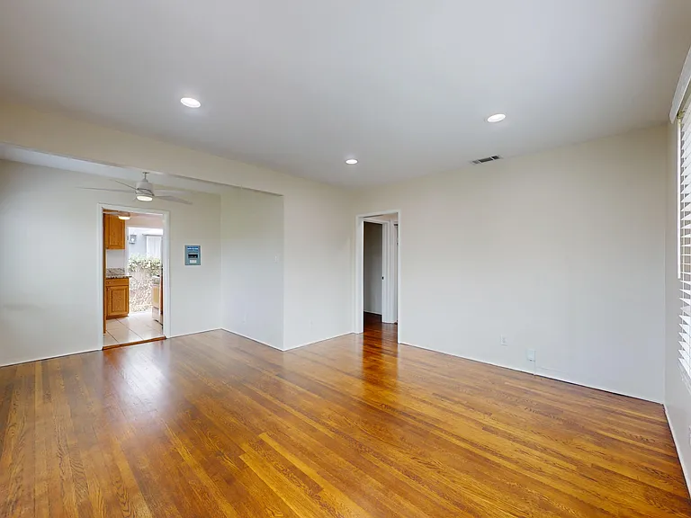 1502 N Hollywood Way #A — Photo 3