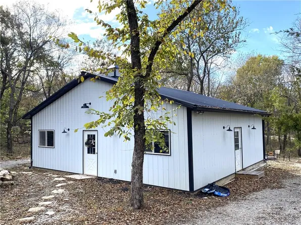 25 Silver Ln, Linn Valley, KS 66040