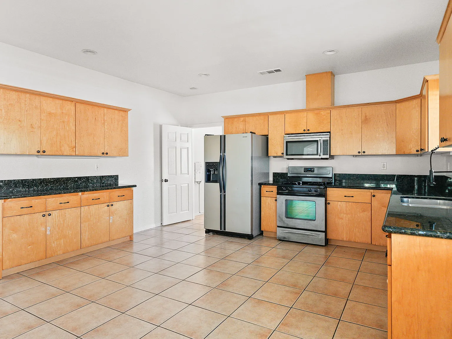 3 bed, 1972 sqft, $3,895 — Photo 4