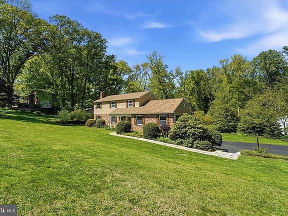 2nd image of 2 Woodbriar Dr