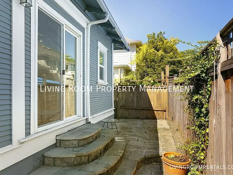 1525 SE Pershing St — Photo 2