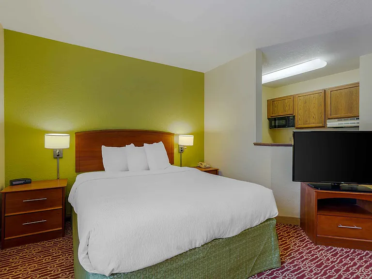 Deluxe Studio - 1 Queen Bed