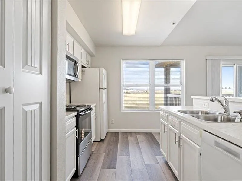 2 bed, 2.0 bath, 938 sqft, $1,550 — Photo 4
