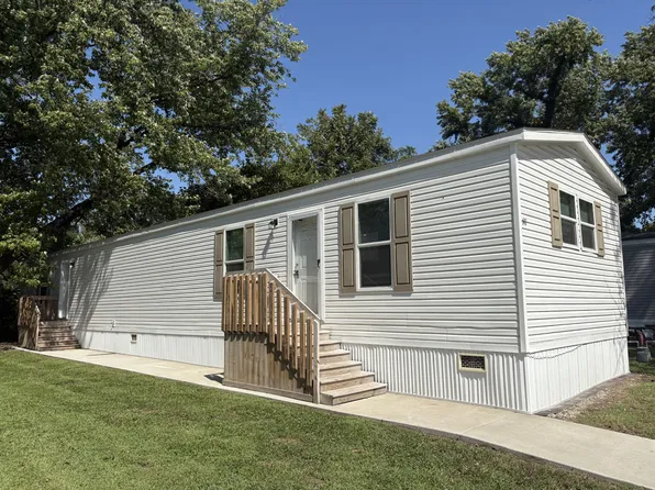 141 Williamson #B-23, Edwardsville, KS 66113