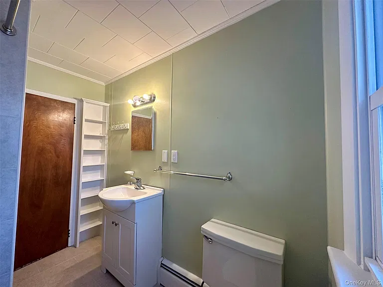 111 Round Hill Rd — Photo 20
