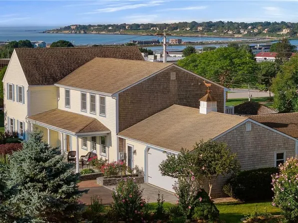 27 Oceanview Dr, Middletown, RI 02842