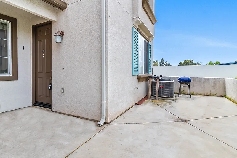 3 bed, 2.5 bath, 1410 sqft, $3,250 — Photo 3