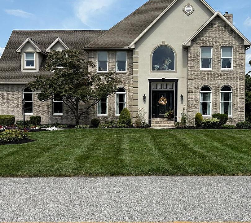 1st image of 18 Tiffany Dr