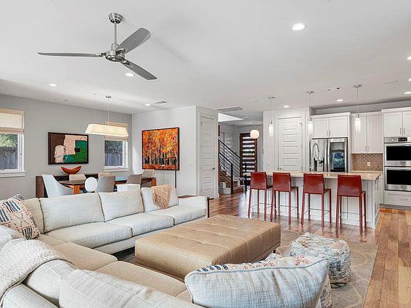 3rd image of 1809 Collier St