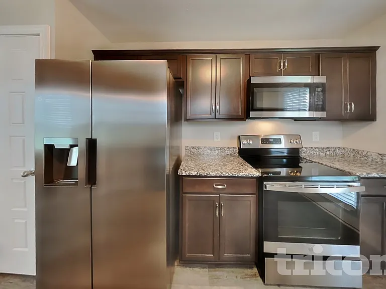 1093 Whitney Dr — Photo 4