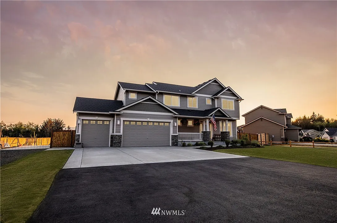 4 bed, 2.5 bath, 2368 sqft, $4,100 — Photo 1