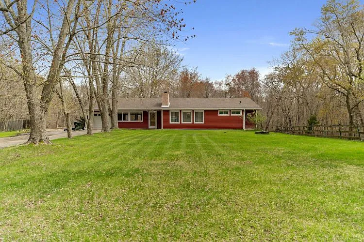 128 Hickory Rd photo 1