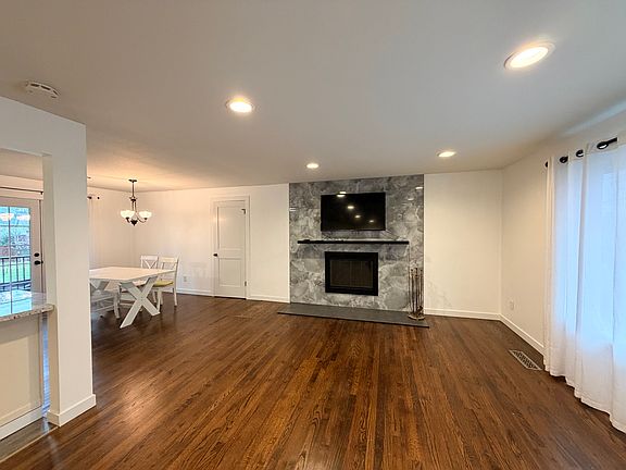 living room ; fireplace