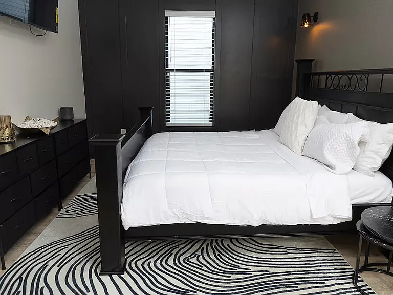 2560 Orleans Ave — Photo 13
