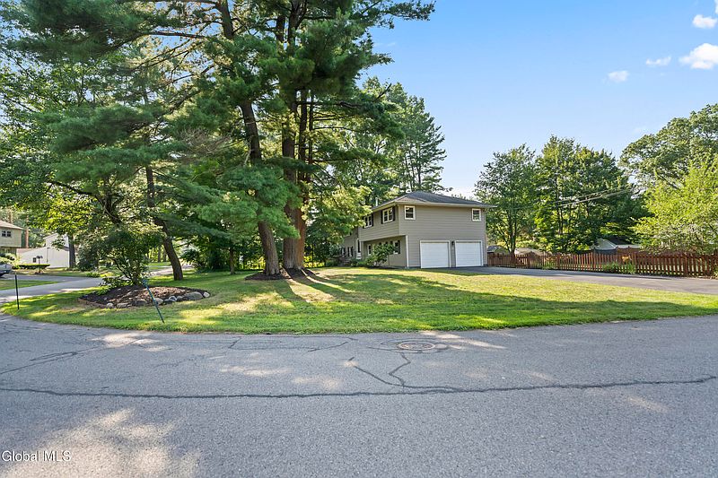 3rd image of 921 E Pine Hill Drive
