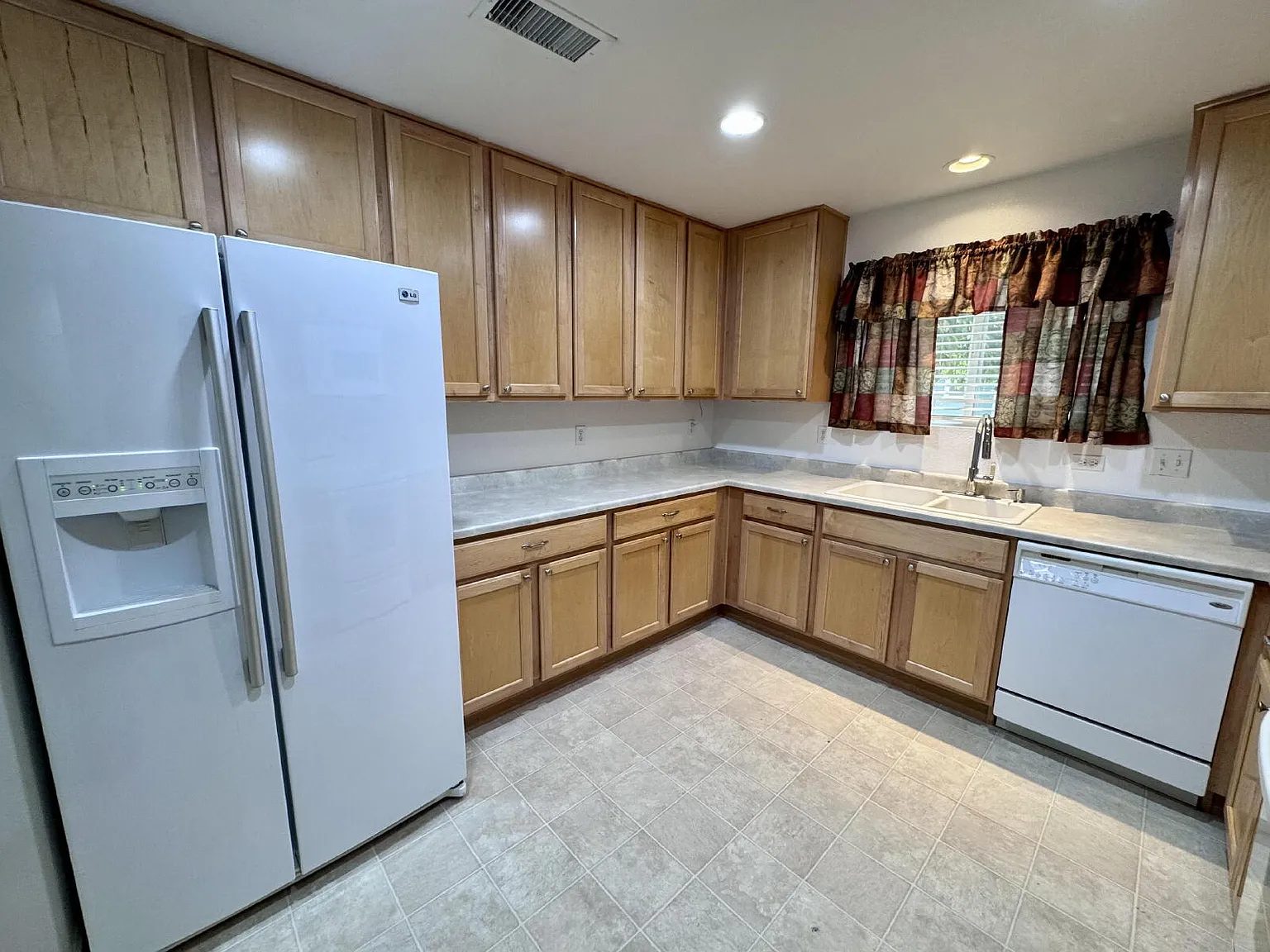 Spacious 3-Bed 2.5-Bath Townhouse — Photo 2