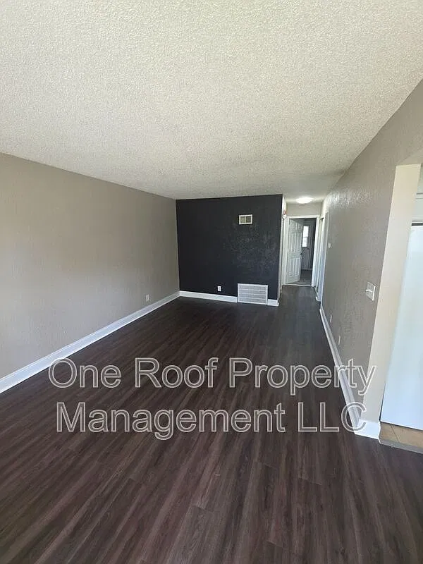 2 bed, 1.0 bath, 740 sqft, $995 — Photo 2