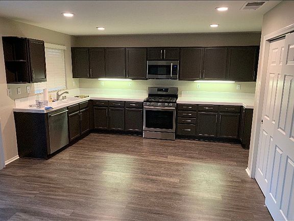 Large kitchen w/pantry