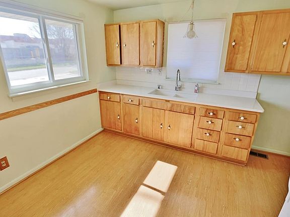 3rd image of 2712 Manistee Pl