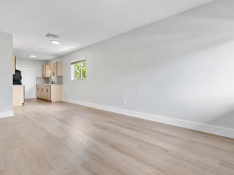 720 NE 7th St #9 — Photo 10