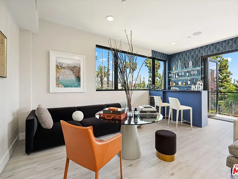 137 N Doheny Dr #3 — Photo 19