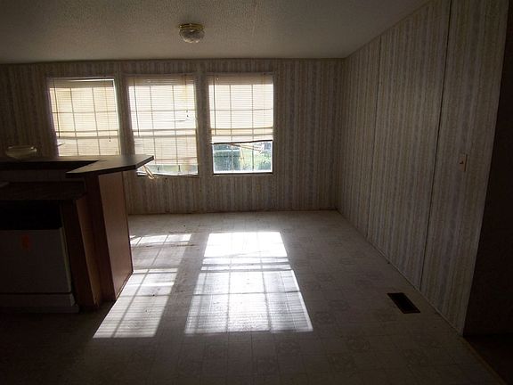 5th image of 108 Dewey St