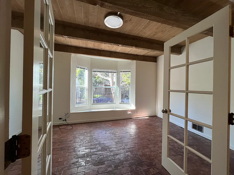 2541-2569 Le Conte Ave — Photo 44