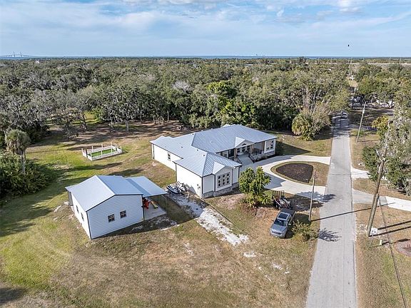 4th image of 1605 Center Rd