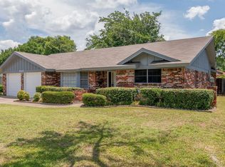 905 Raintree Rd, Fort Worth, TX 76103