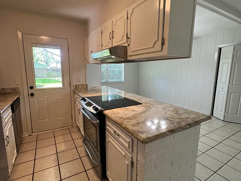 2819 Lawnwood Dr — Photo 7