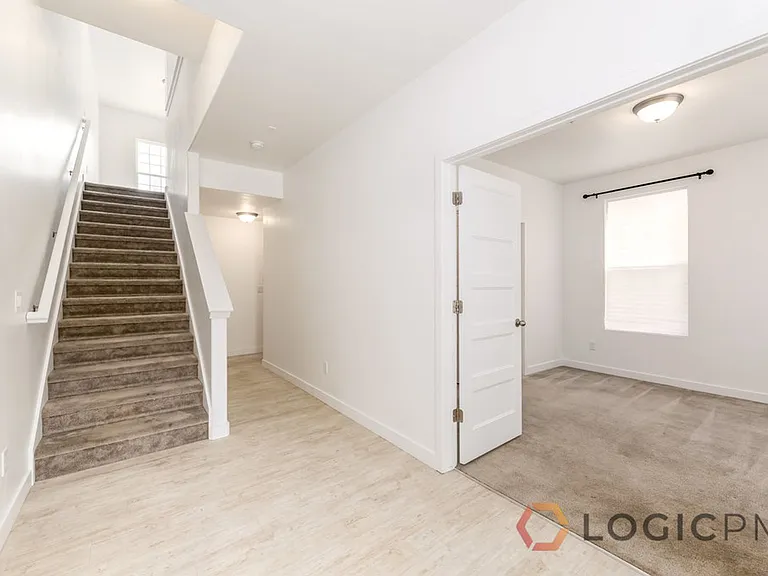 10592 S Redknife Dr — Photo 2