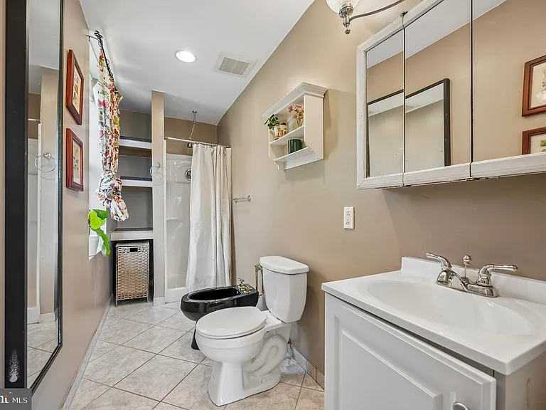 229 W Hansberry St — Photo 25